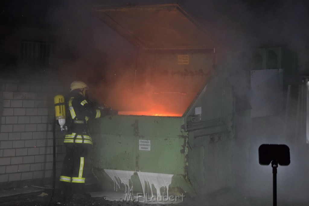 Feuer Papp Presscontainer Koeln Hoehenberg Bochumerstr P089.JPG - Miklos Laubert